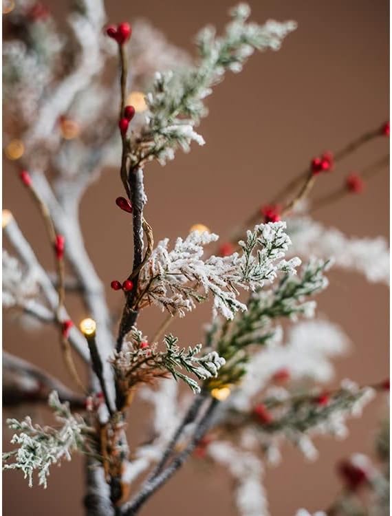 Заснежените върхове на Осветена Коледна елха с Червени Плодове клони на височина 49,6 инча