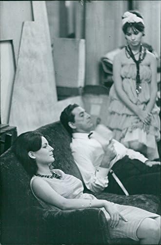 Реколта фотография Катрин Миллинер, седнала с мъж на дивана.Снимка е направена на 31 юли 1961 г.