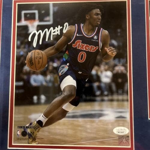 Тайрийс Макси Подписа Автограф със снимка на 76-ърс 8x10 В рамката на JSA - Снимки на НБА с автограф